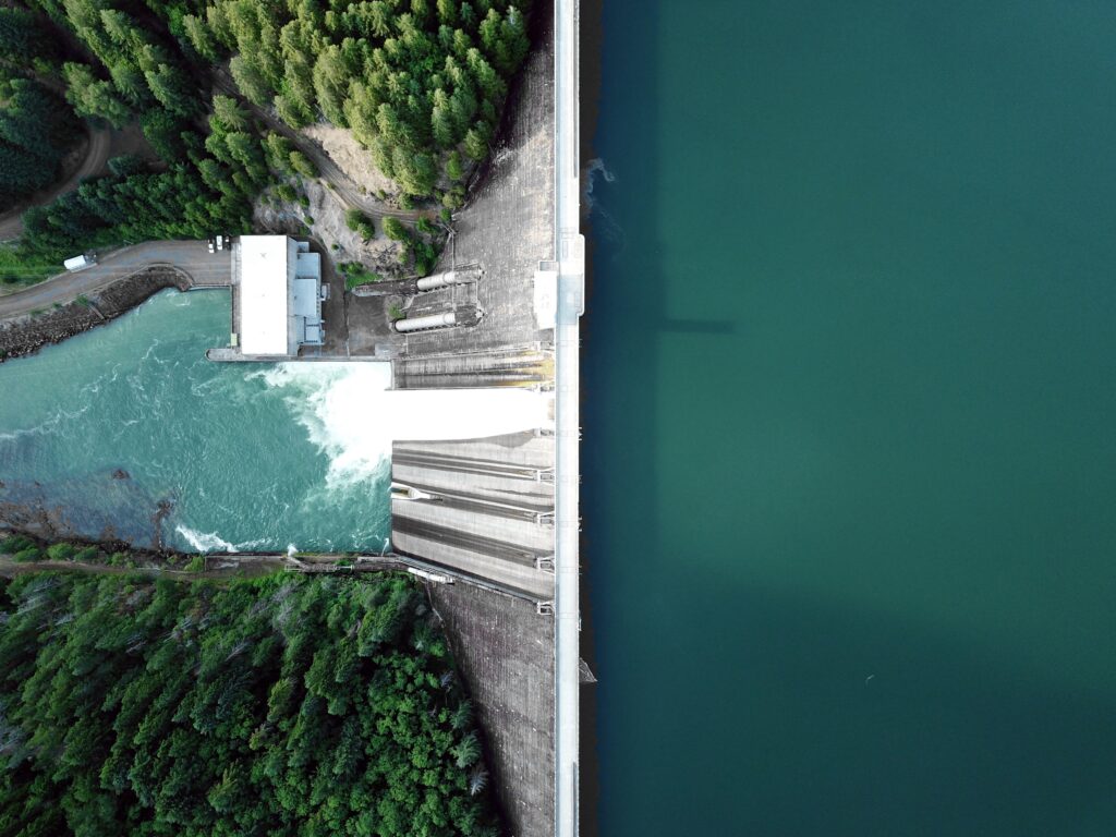 Tama i turkusowa woda- grafika charakteryzująca konkurs Hydrostrateg