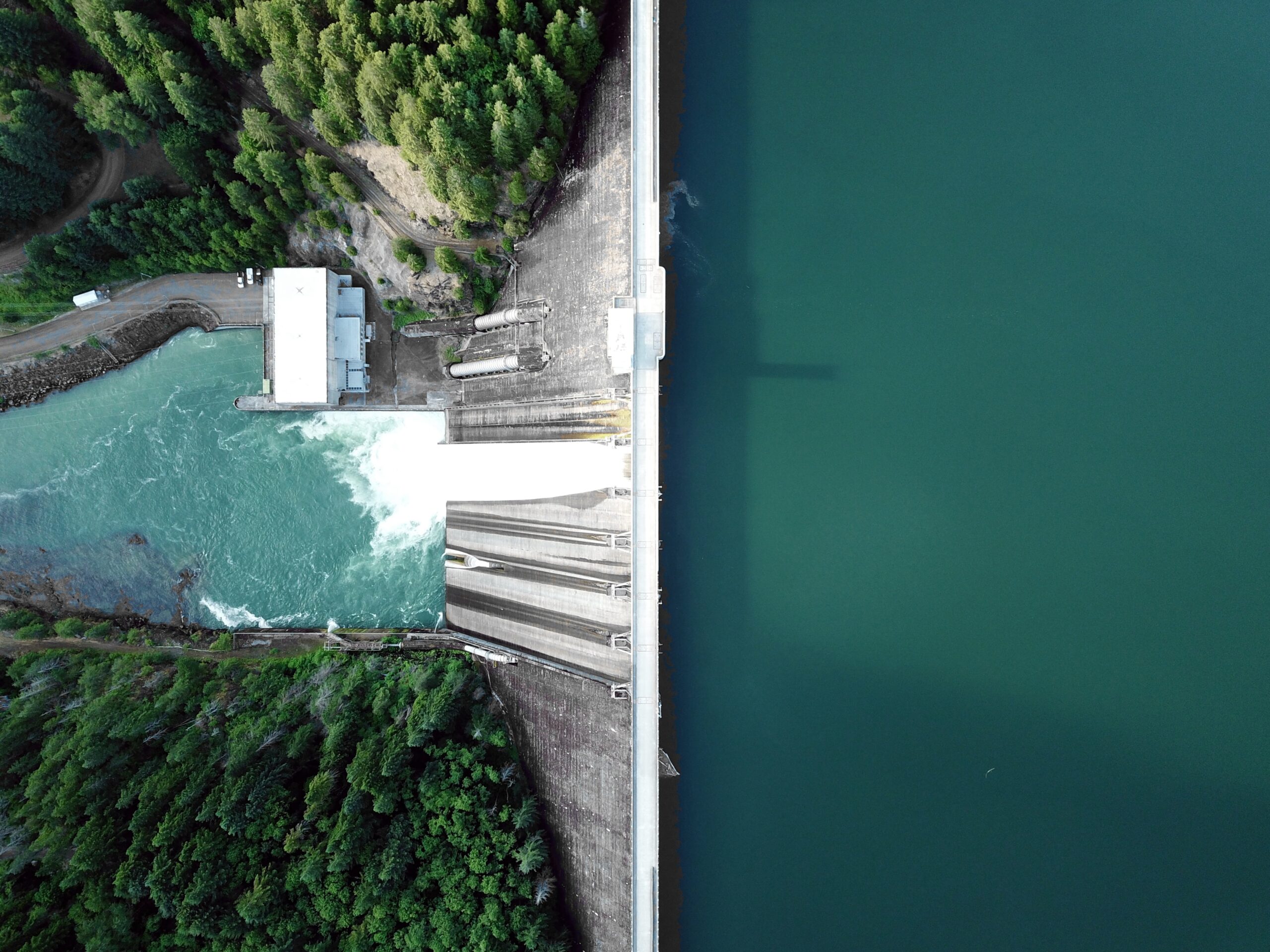 Tama i turkusowa woda- grafika charakteryzująca konkurs Hydrostrateg